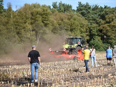 Bei der Maschinenvorf&uuml;hrung &bdquo;Von der Aussaat bis zur Ernte &ndash; Techniken rund um den Maisanbau&ldquo; in Gyhum waren am 7. September 2023 insgesamt 60 Ger&auml;te und Maschinen im praktischen Einsatz zu erleben.
