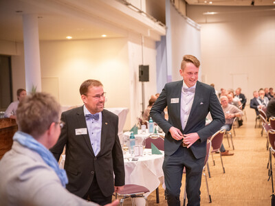 Ehrung von Niko Schlump (M.) als Arbeitnehmer des Jahres beim Gesellschaftsabend der Landwirtschaftskammer Niedersachsen am 19.11.2025 in Oldenburg.