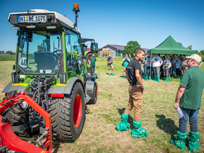 Elektrotraktor des Herstellers Fendt beim Praxistag Alternative Antriebsenergien für Landmaschinen am 01.07.2025 im LBZ Echem.