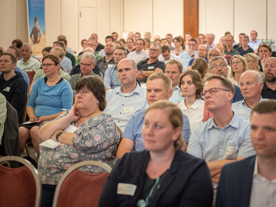 Rund 120 Fachbesucher/-innen auf der Tagung 'Emissionen aus der Tierhaltung' am 23.06.2026 in Verden.