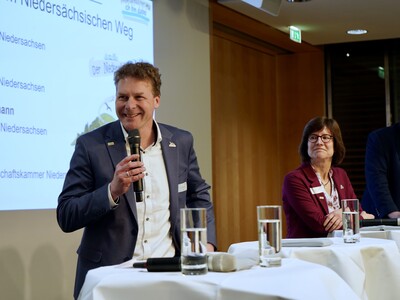 NABU-Landesvorsitzender Dr. Holger Buschmann (l.) während der Präsentation der Fortschritte des Niedersächsischen Wegs am 13.03.2025 in Berlin.