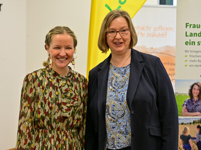 Frauke Patzke (r.), Staatssekretärin im niedersächsischen Agrarministerium, und Tanja Mogwitz (Initiative „Jung & Landwirtin“) auf der Fachtagung Frauen in der Landwirtschaft - Mut tut gut!