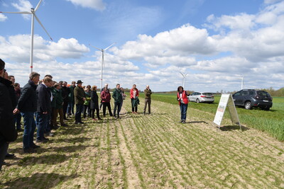 Dr. Dagmar Matuschek (rechts), bei der Landwirtschaftskammer Niedersachsen stellvertretende Leiterin des Fachbereichs Versuchswesen Pflanze, erläuterte den Anwesenden Aufbau und Umsetzung des Feldversuchs.