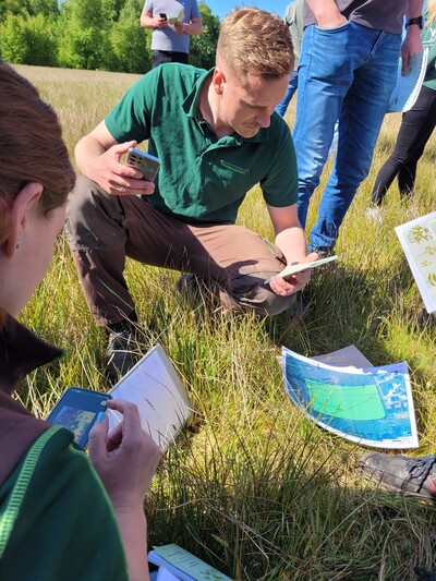 Kennartenbestimmung auf dem Feld - © Anna-Lena Lienland Kennartenbestimmung auf dem Feld