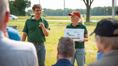 Volker Gra&szlig; (l., &Ouml;kologischer Landbau) und Dorothea Flassig (D&uuml;ngebeh&ouml;rde) beim Feldtag zum Thema Landwirtschaft und Wasserschutz am 17.06.2026 in Schw&uuml;blingsen (Uetze/Region Hannover).