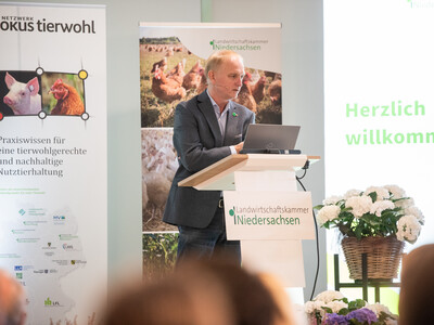 Hermann Kramer, Veterin&auml;ramt Nordhorn, sprach &uuml;ber einen Gefl&uuml;gelpestausbruch, bei dem eine Teilkeulung angeordnet wurde