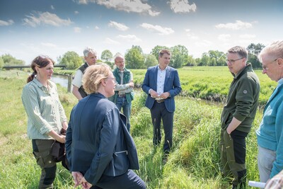 Ergebnisse und Herausforderungen der Nutriajagd: Fachleute der LWK, Vertreter*innen der Jägerschaft sowie des Unterhaltungsverbandes am 11.05.2022 beim Treffen mit Agrarministerin Barbara Otte-Kinast an der Vechte bei Quendorf (Grafschaft Bentheim).