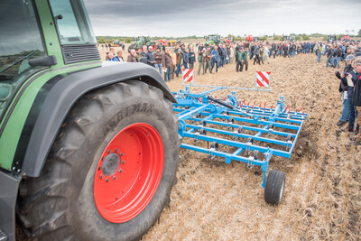 Wassersparend, bodenschonend, wirtschaftlich: Maschinenvorf&uuml;hrung zur ultraflachen Bodenbearbeitung mit mehr als 40 Ger&auml;ten in Sehnde (Region Hannover).