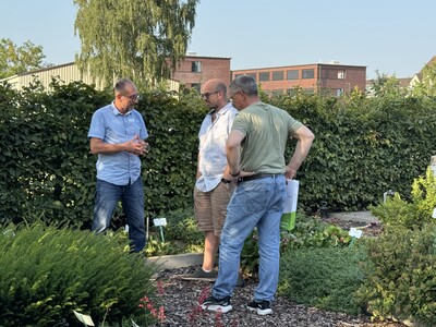 Peter Houska im Gespräch mit Besuchern auf der Friedhofsanlage - © Beate ter Hell Peter Houska im Gespräch mit Besuchern auf der Friedhofsanlage