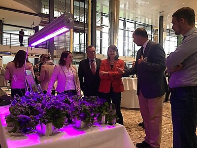 Parlam. Staatssekretärin Dr. Flachsbarth und Präsident der BLE  Dr. Eiden informieren sich über das Projekt ViSuELL. v.l.: K. Rüther (LWK NI), Dr. H.-Ch. Eiden (BLE), Dr. M. Flachsbarth (PSt'in), Prof. Dr. B. Beßler (LWK NI) und D. Bretz (RAM GmbH)