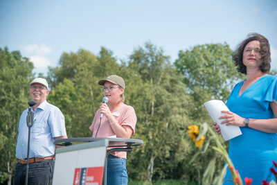 Kammerpräsident Gerhard Schwetje, LWK-Organisatorin Felicitas Kaemena und Umweltsenatorin Kathrin Moosdorf (v.l.) beim Grünlandfeldtag der LWK und der Senatorin für Umwelt, Klima und Wissenschaft am 06.08.2024 im Bremer Blockland.
