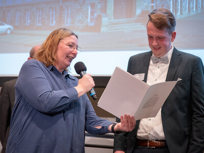 Ehrung von Niko Schlump (r.) als Arbeitnehmer des Jahres beim Gesellschaftsabend der Landwirtschaftskammer Niedersachsen am 19.11.2025 in Oldenburg.