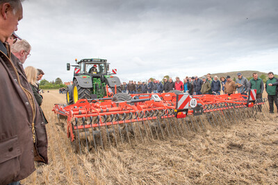 Wassersparend, bodenschonend, wirtschaftlich: Maschinenvorf&uuml;hrung zur ultraflachen Bodenbearbeitung mit mehr als 40 Ger&auml;ten in Sehnde (Region Hannover).