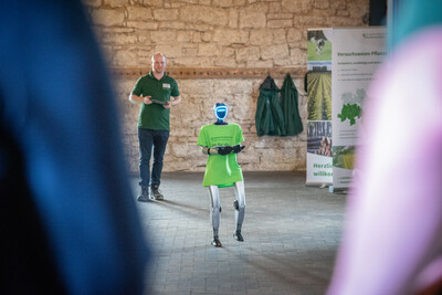 Humanoider Roboter &uuml;berbringt am Ende des Fach-Events &bdquo;Zwischen Acker und App&ldquo; den (An-)Forderungskatalog f&uuml;r eine erfolgreiche Umsetzung der Digitalisierung im Pflanzenbau.