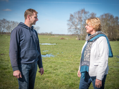 Landwirt Dirk Hanken (l.) und Agrarministerin Barbara Otte-Kinast beim Auftakt für das Projekt zur klimaschonenden Moornutzung (MoWa) am 11.04.2022 auf dem Hof von Dirk Hanken im Ipweger Moor bei Elsfleth.