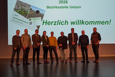Das sind die Pflanzensch&uuml;tzer (v.l.): Dr. Hinrich H&uuml;wing, Christoph Rad&ouml;hl, Johann-Dietrich Hartig, Theresa Schr&ouml;der, Carsten Lemme, Michael Dunker, Torben Manning, J&uuml;rgen Pickny, Tammo Hattermann (Referendar)