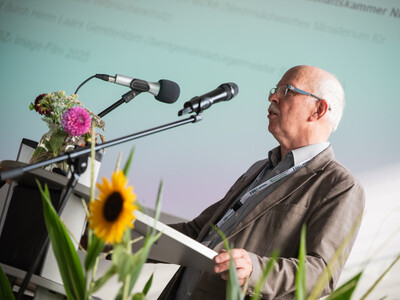 Gerhard Schwetje bei der Begr&uuml;&szlig;ungsrede zur 100-Jahr-Feier im LBZ Echem