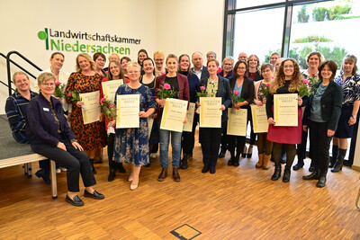 20 Hauswirtschafterinnen und 1 Hauswirtschafter haben am 30.10.2025 in Hannover ihre Meisterbriefe erhalten. Zu sehen sind außerdem unter anderem die LWK-Beraterinnen Frauke Schwiderrek (l.), Heinke Blankenforth (2.v.l.) und Tomma Dierßen (r.). - © Andreas Teichler 20 Hauswirtschaftsmeisterinnen und 1 -meister haben am 30.10.2025 in Hannover ihre Meisterbriefe erhalten. Zu sehen sind außerdem unter anderem die LWK-Beraterinnen Frauke Schwiderrek (l.), Heinke Blankenforth (2.v.l.) und Tomma Dierßen (r.).