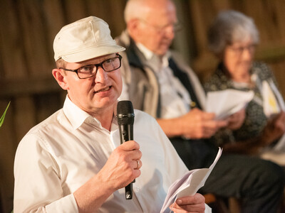 LBZ-Leiter Ulrich Peper mit Melkerkappe