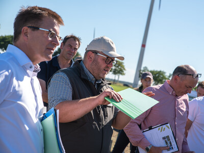 v.l.: stellv. Kammerdirektor Stefan Ortmann, Reno Furmanek (Leiter D&uuml;ngebeh&ouml;rde), LWK-Vorstandsmitglied Markus Gerhardy