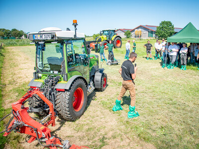 Elektrotraktor des Herstellers Fendt beim Praxistag Alternative Antriebsenergien für Landmaschinen am 01.07.2025 im LBZ Echem.