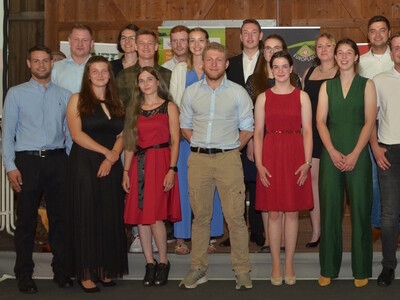 Siegerinnen und Sieger des Finales des Berufswettbewerbs der deutschen Landjugend (ohne Gewinner*innen der Kategorien Weinbau I und II) am 22.06.2023 in Echem. - © Gräschke/Bund der Deutschen Landjugend Siegerinnen und Sieger des Finales des Berufswettbewerbs der deutschen Landjugend (ohne Gewinner*innen der Kategorien Weinbau I und II) am 22.06.2023 in Echem.