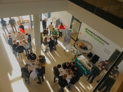 Die Pausen nutzten die Gäste des Fachforums Ökolandbau zu angeregten Gesprächen. - © Wiebke Schlich Die Pausen nutzten die Gäste des Fachforums Ökolandbau zu angeregten Gesprächen.