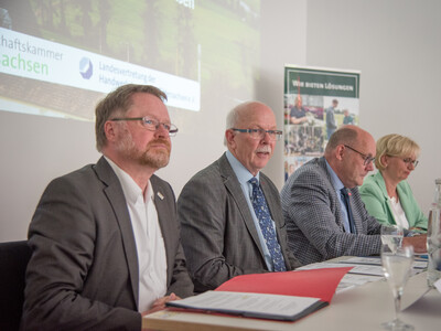 Pressekonferenz der Landesvertretung der Handwerkskammern Niedersachsen e.V. (LHN) und der Landwirtschaftskammer Niedersachsen (LWK) am 24.06.2024 in Hannover-Ahlem zu gemeinsamen Handlungsempfehlungen zur St&auml;rkung des l&auml;ndlichen Raumes.
