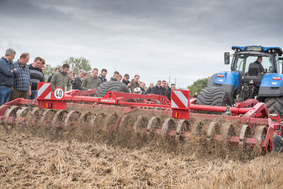 Wassersparend, bodenschonend, wirtschaftlich: Maschinenvorf&uuml;hrung zur ultraflachen Bodenbearbeitung mit mehr als 40 Ger&auml;ten in Sehnde (Region Hannover).