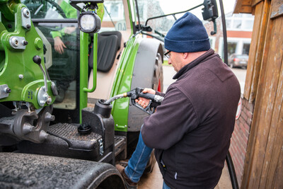 Auftanken des Dieselschleppers