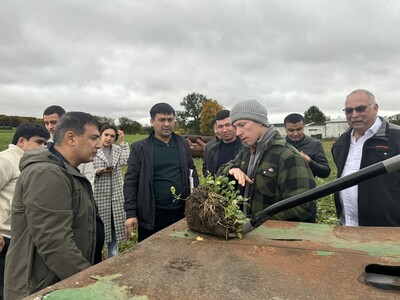 Dr. Norman Gentsch erklärt die heterogenen Bodenstrukturen am Standort und weist auf die Bedeutung eines gesunden Bodengefüges hin. - © Dr. Annette Bartels Landschaftslabor ELM