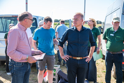 LWK-Vorstandsmitglied Markus Gerhardy (l.) begrüßt Matthias Miersch, Vors. der SPD-Bundestagsfraktion (r.)