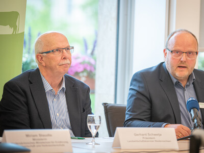 Reno Furmanek (r.), bei der Landwirtschaftskammer Leiter des Gesch&auml;ftsbereichs Pflanzenschutzamt, D&uuml;ngebeh&ouml;rde, Inspektionsdienste, und Kammerpr&auml;sident Gerhard Schwetje bei der Pressekonferenz zur Vorstellung des N&auml;hrstoffberichts 2024/25 am 15.06.2026.