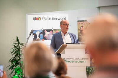 LWK-Vizepr&auml;sident Manfred Tannen sprach das Gru&szlig;wort beim Fachgespr&auml;ch Legehenne am 16.09.2026