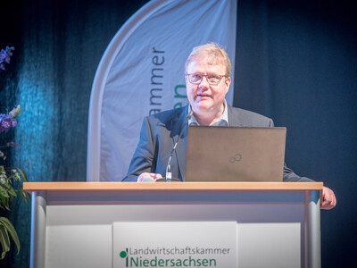 Kammer-Vizepräsident Hermann Hermeling beim 1. Fachforum Schwein und Geflügelmast in den Emslandhallen in Lingen (07. und 08.06.2023). - © Wolfgang Ehrecke Kammer-Vizepräsident Hermann Hermeling beim 1. Fachforum Schwein und Geflügelmast in den Emslandhallen in Lingen (07. und 08.06.2023).