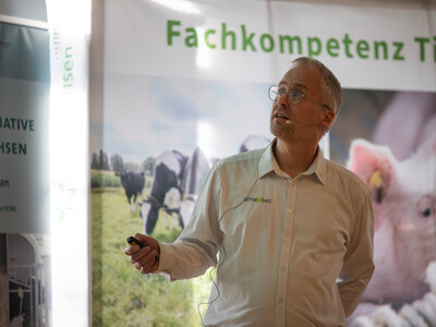 Bernd Schwarting, Verkaufsberater beim Agrartechnologieunternehmen smaXtec, auf dem Milcherzeugertag 2025 in Rodenkirchen.