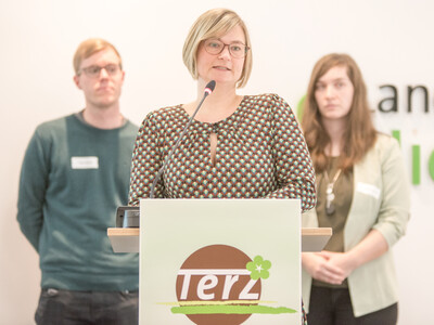 Melanie Bank (vorn, Versuchszentrum Gartenbau der Landwirtschaftskammer Nordrhein-Westfalen in Straelen) während der Abschlussveranstaltung für das Projekt 'TerZ - Einsatz torfreduzierter Substrate im Zierpflanzenbau' am 23.03.2023 in Hannover-Ahlem.