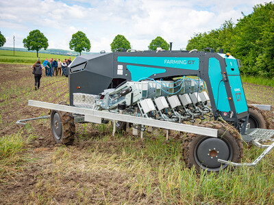 Autonomer Hackroboter mit Elektroantrieb (Farming GT) beim Fach-Event &bdquo;Zwischen Acker und App &ndash; Digitalisierung Ihres Pflanzenbaus&ldquo; auf der Dom&auml;ne Schickelsheim (K&ouml;nigslutter/Kreis Helmstedt).