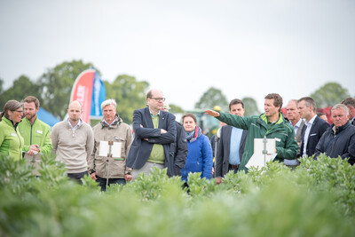 Bei einer F&uuml;hrung &uuml;ber das 28 Hektar gro&szlig;e Feldtagsgel&auml;nde informierte sich Niedersachsens Umweltminister Christian Meyer (Bildmitte, 5.v.l.) &uuml;ber aktuelle Fragestellungen des Pflanzenbaus sowie des Pflanzen- und Ressourcenschutzes.