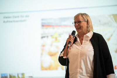 Silke Schierhold (LWK) f&uuml;hrte durch den zweiten Themenblock des Vortragsprogramms beim Fachgespr&auml;ch Legehenne 2026