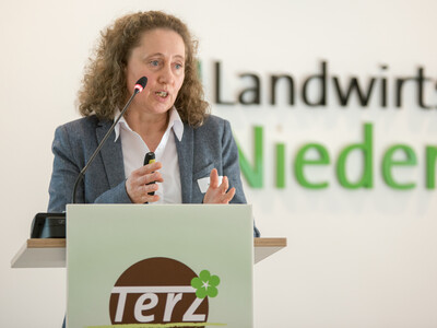 Annette Stadler (Institut für Gartenbau an der Hochschule Weihenstephan-Triesdorf in Freising) während der Abschlussveranstaltung für das Projekt 'TerZ - Einsatz torfreduzierter Substrate im Zierpflanzenbau' am 23.03.2023 in Hannover-Ahlem.
