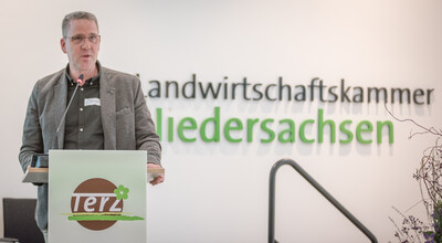 Oliver Krebs (Krebs Pflanzen, Loxstedt-Bexh&ouml;vede) w&auml;hrend der Abschlussveranstaltung f&uuml;r das Projekt 'TerZ - Einsatz torfreduzierter Substrate im Zierpflanzenbau' am 23.03.2023 in Hannover-Ahlem.