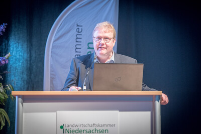 Kammer-Vizepräsident Hermann Hermeling beim 1. Fachforum Schwein und Geflügelmast in den Emslandhallen in Lingen (07. und 08.06.2023). - © Wolfgang Ehrecke Kammer-Vizepräsident Hermann Hermeling beim 1. Fachforum Schwein und Geflügelmast in den Emslandhallen in Lingen (07. und 08.06.2023).
