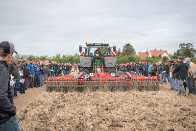 Wassersparend, bodenschonend, wirtschaftlich: Maschinenvorf&uuml;hrung zur ultraflachen Bodenbearbeitung mit mehr als 40 Ger&auml;ten in Sehnde (Region Hannover).