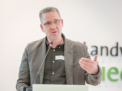 Oliver Krebs (Krebs Pflanzen, Loxstedt-Bexhövede) während der Abschlussveranstaltung für das Projekt 'TerZ - Einsatz torfreduzierter Substrate im Zierpflanzenbau' am 23.03.2023 in Hannover-Ahlem.