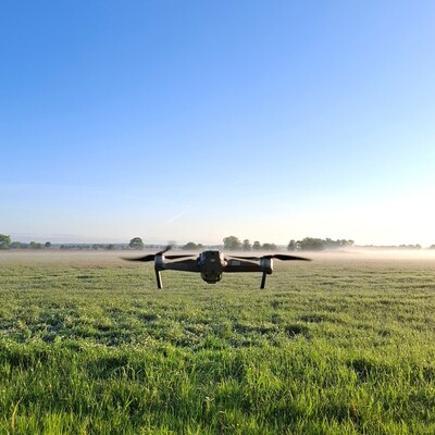 Suche nach Wildtieren vor der Gr&uuml;nland-Mahd mit Hilfe einer Drohne in der N&auml;he von Echem (Kreis L&uuml;neburg).