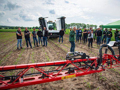 Spot-Spray-f&auml;hige Feldspritzen (Kverneland und ARA) beim Fach-Event &bdquo;Zwischen Acker und App &ndash; Digitalisierung Ihres Pflanzenbaus&ldquo; auf der Dom&auml;ne Schickelsheim (K&ouml;nigslutter/Kreis Helmstedt).