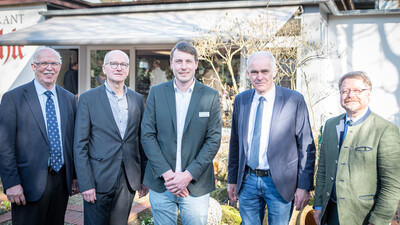 Wechsel an der Spitze der Bezirksstelle Osnabr&uuml;ck (v.l.): Kammerpr&auml;sident Gerhard Schwetje, der scheidende Bezirksstellenleiter Ludger Bernhold, Nachfolger Hannes Beune, Kreislandwirt Johannes Sch&uuml;rbrock, Kammerdirektor Dr. Bernd v. Garmissen.