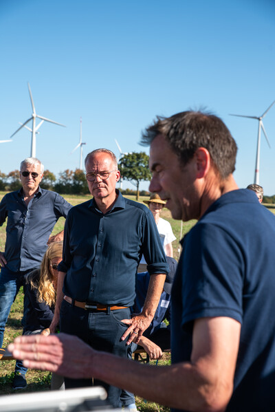 Dr. Knut Meyer (LBEG) informierte &uuml;ber Bodenbeschaffenheit und Funktionsweise des Sickerwasserversuchs