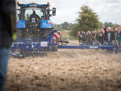 Wassersparend, bodenschonend, wirtschaftlich: Maschinenvorf&uuml;hrung zur ultraflachen Bodenbearbeitung mit mehr als 40 Ger&auml;ten in Sehnde (Region Hannover).